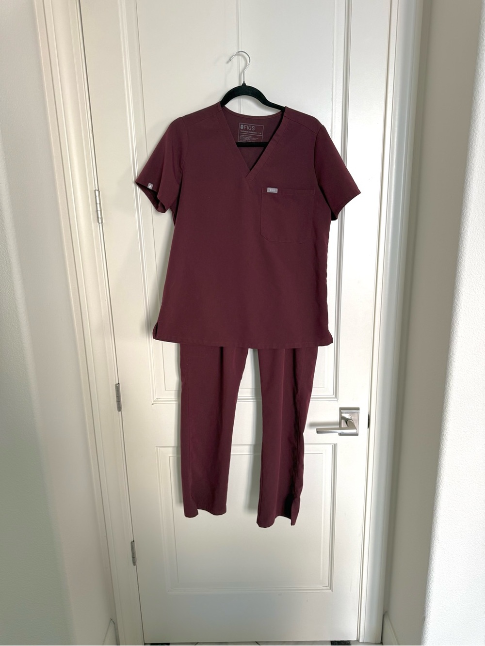Figs Scrub Set Women's Catarina Top & Kade Straight Leg Pants Medium Merlot
